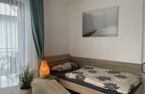 Weiterstadt Lit Et Petit-Déjeuner | Fitter's room with shared bathroom "Katharina 13" with balcony