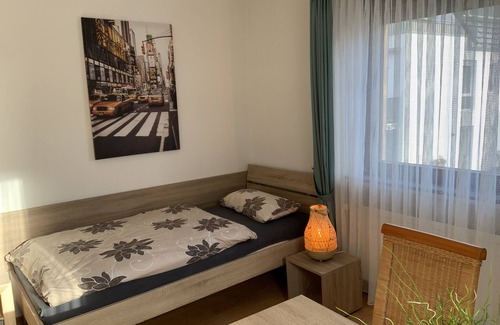 Weiterstadt Lit Et Petit-Déjeuner | Fitter's room with shared bathroom "Katharina 13" with balcony