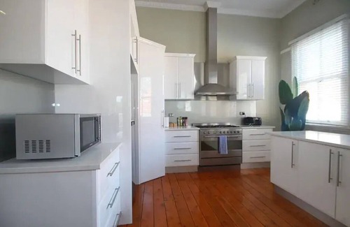 Wagga Wagga Maison | Fitzmaurice St · Waterviews | Hidden Gem in CBD - Sleeps 10
