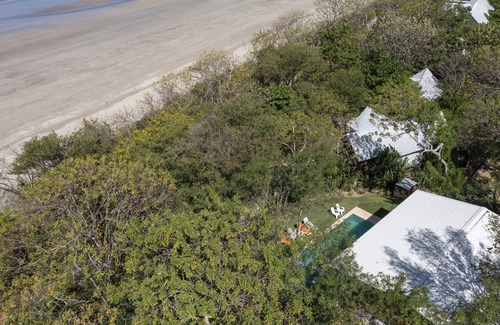 Playa Grande Maison | Cinq chalets, piscine et commodités au milieu d'une forêt en bord de mer.