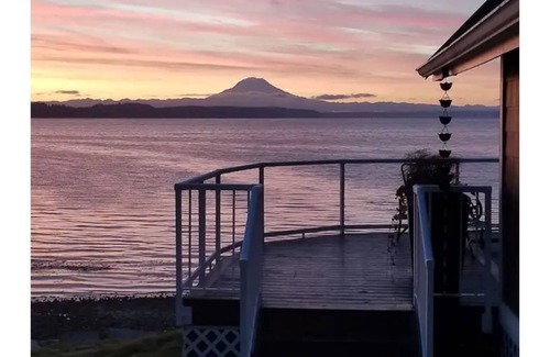 Lakebay Cottage | Five Peaks Cottage Beach HotTub Kayaks Treehouse