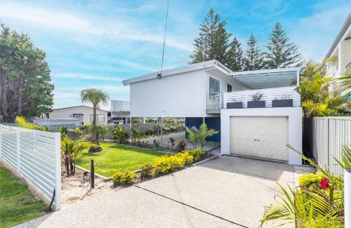 Anna Bay Maison | Five Pines Beach House at Birubi 20 Robinson St pet friendly aircon and WiFi