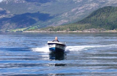 Kvinnherad Maison | Fjordhytte-1 ist eine schöne Hütte bei Ænes am Hardangerfjord mit grandiosem Fjordpanorama, 20 PS Motorboot mietbar