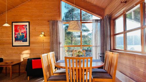 Kvinnherad Maison | Fjordhytte-1 ist eine schöne Hütte bei Ænes am Hardangerfjord mit grandiosem Fjordpanorama, 20 PS Motorboot mietbar