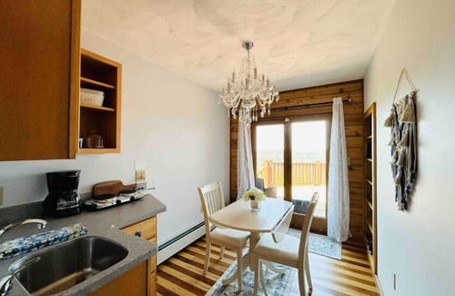 Sidney Maison | Flagview Lodge - Cozy Apartment with a View