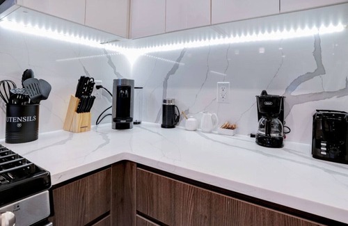 Newark Appartement | Flamboyant 1BR Near EWR w/ Gym