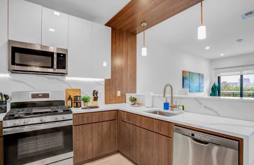 Newark Appartement | Flamboyant 1BR Near EWR w/ Gym