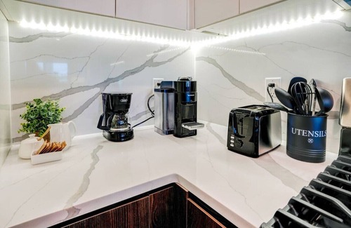Newark Appartement | Flamboyant 1BR Near EWR w/ Gym