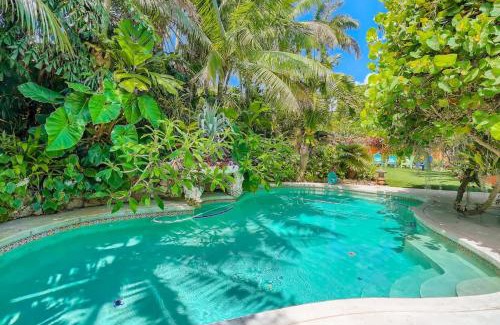 Sunshine Park Maison | Flamingo Casita - Wander through a Garden Hideaway with Shared Pool