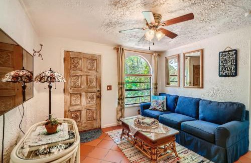 Sunshine Park Maison | Flamingo Casita - Wander through a Garden Hideaway with Shared Pool