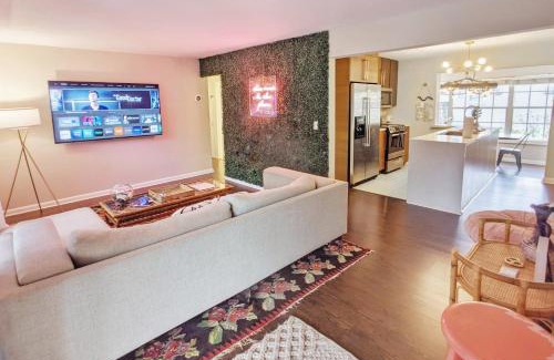 Edgewood Maison | Flamingo Place - 3 bedroom - 2 bath - King bed - Next to LMC