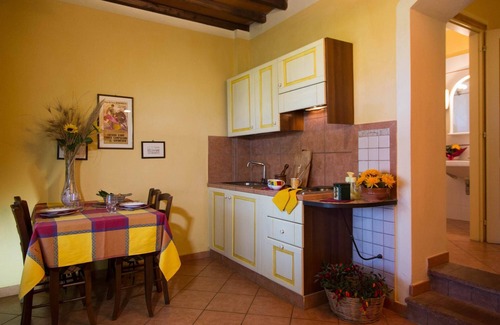Lari Appartement | Flat in Lari, A/C, terrace, pool, restaurant, Wi-Fi, close to the village, Li