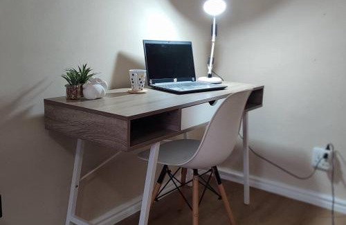 Goodwood Appartement | Flatlet Close to N1&N7 Offstreet Parking