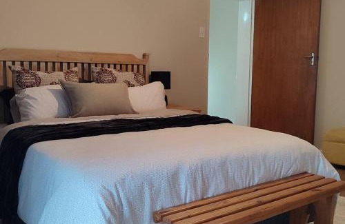 Goodwood Appartement | Flatlet Close to N1&N7 Offstreet Parking
