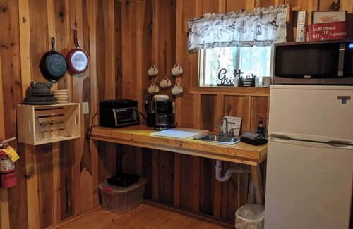 Helmsburg Cabine | Chalet n ° 6, petit chalet rustique situé dans le comté de Brown, dans l'Indiana
