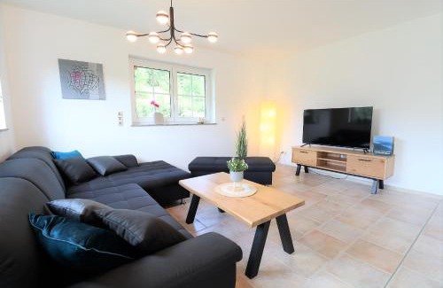 Diemelsee Maison | Flechtdorfer Waldblick - 130 qm großes Ferienhaus und großem Grundstück und Bachlauf und Terrasse für 6 Gäste