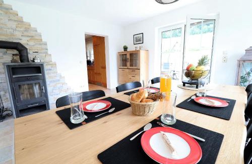 Diemelsee Maison | Flechtdorfer Waldblick - 130 qm großes Ferienhaus und großem Grundstück und Bachlauf und Terrasse für 6 Gäste