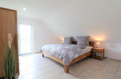 Diemelsee Maison | Flechtdorfer Waldblick - 130 qm großes Ferienhaus und großem Grundstück und Bachlauf und Terrasse für 6 Gäste
