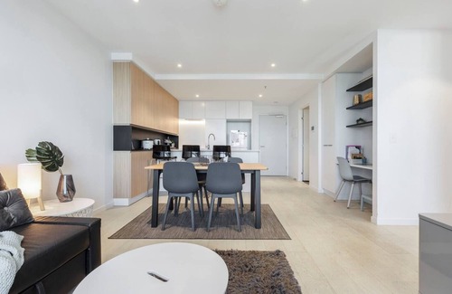 Flemington Appartement | Flemington Filly Bright Abode with Sweeping Views