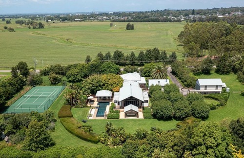 Meroo Meadow Maison | Fletchers Lane Escape – rural resort vibes, sweeping views, pool, tennis court, close to Berry