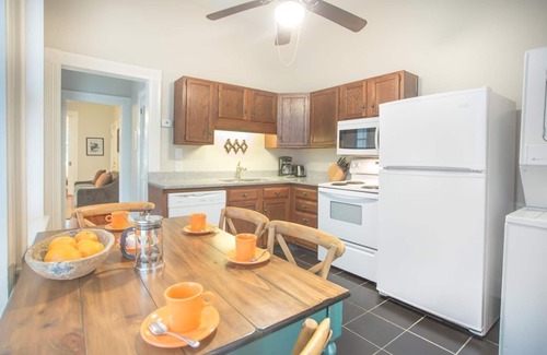 Savannah Victorian District Maison | Restez avec Lucky Savannah: Maison bien rangée en rangée donnant sur le parc Forsyth