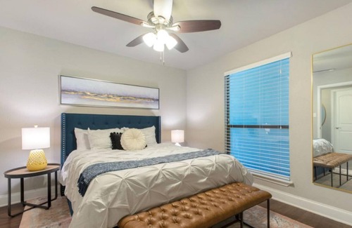 Austin Appartement | Flirty Flamingos l No Service Fees Poolside