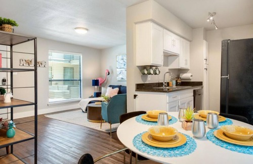 Austin Appartement | Flirty Flamingos l No Service Fees Poolside