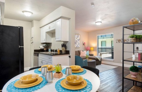Austin Appartement | Flirty Flamingos l No Service Fees Poolside