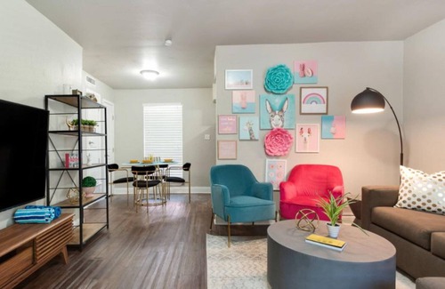 Austin Appartement | Flirty Flamingos l No Service Fees Poolside
