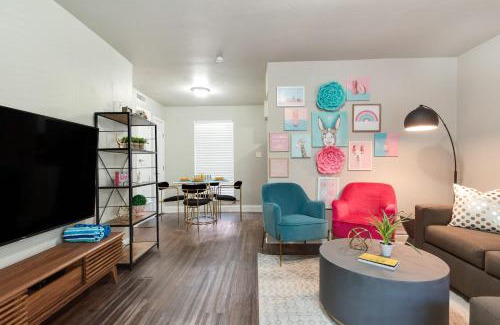 Oakmont Heights Appartement | Flirty Flamingos l Poolside l Sleeps 10 l Roku TVs