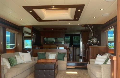 Adelaide Location De Bateaux | Floating 5-Star accommodations with Luxury Resort Amenities