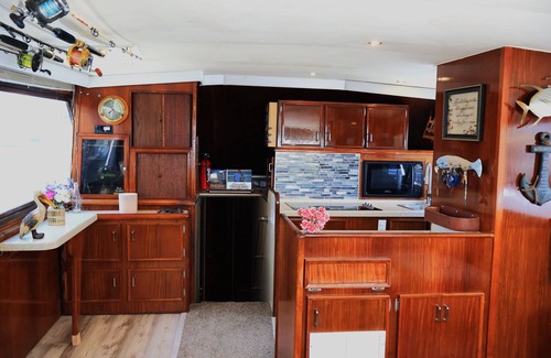 Key West Location De Bateaux | Floating Island Escape: Spacious 65' Hatteras Boat, Full Amenities & Sun Deck