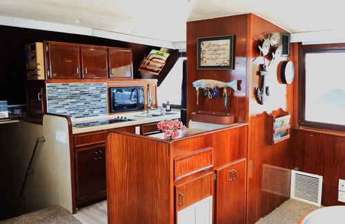 Key West Location De Bateaux | Floating Island Escape: Spacious 65' Hatteras Boat, Full Amenities & Sun Deck