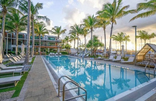 Key West Location De Bateaux | Floating Island Escape: Spacious 65' Hatteras Boat, Full Amenities & Sun Deck