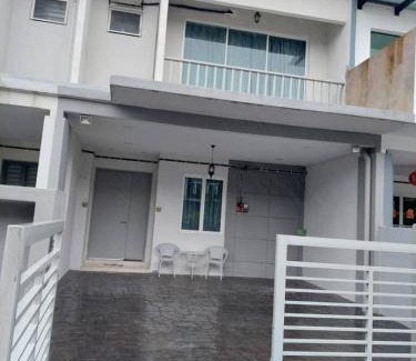 Jenjarom Maison | Flora Homestay Jenjarom, Banting,Telok Panglima Garang