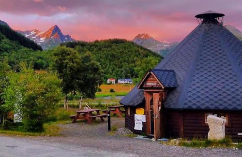 Austvagsoya Maison | Flott hytte og naust med beliggenhet ved vannet!