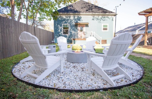 Waco Maison | FlourishHouse-HotTub, firepit, gym, outdoor movie, outside dining