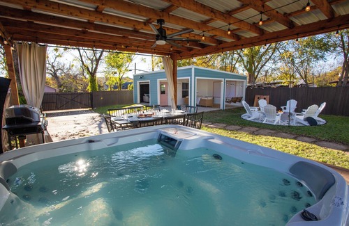 Waco Maison | FlourishHouse-HotTub, firepit, gym, outdoor movie, outside dining