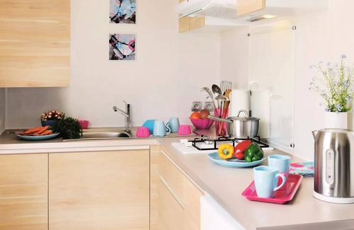 Treignac Maison | Mobil-home Confort 18m² (1 chambre) + TV + terrasse semi couverte 3 personnes