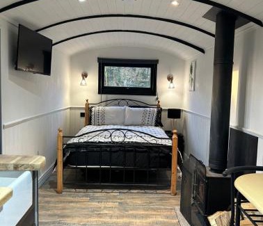 Bridgend Maison | Flying Scotsman Unique Carriage Pet Friendly! Lazy Spa can be available upon request with additional cost of 40