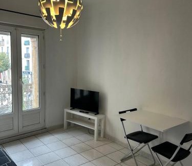 Beziers City Centre Appartement | Foch 3-Studio-Beziers center -wifi -tv connected