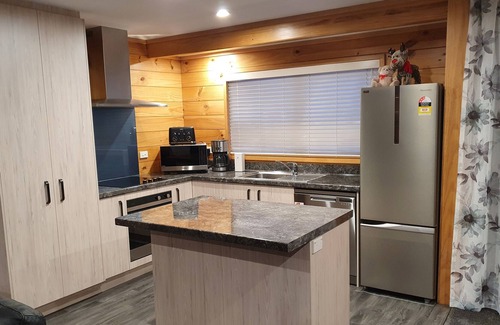Rotorua Maison | FOLIA DOMUS NZ, New Lockwood with spa bath, ramp & lockup garage near Redwoods
