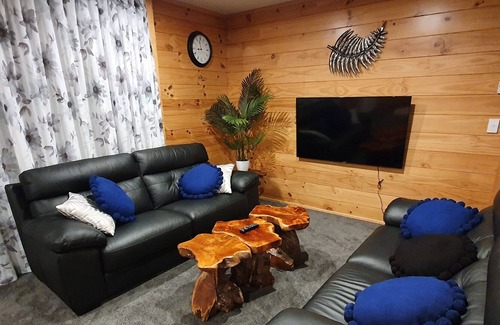 Rotorua Maison | FOLIA DOMUS NZ, New Lockwood with spa bath, ramp & lockup garage near Redwoods