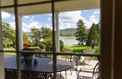 Town of Catharine Maison | Domaine au bord du lac avec une vue imprenable et des jardins.