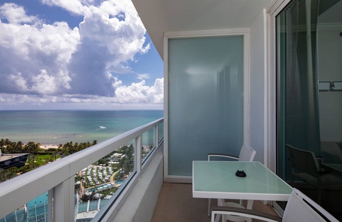 Seybold Maison | Fontainebleau Tresor Tower ll Private Ocean View Junior Suite