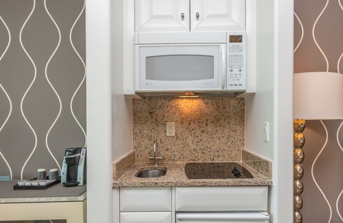 Mid Beach Maison | Fontainebleau Tresor Tower ll Private Bay View Junior Suite