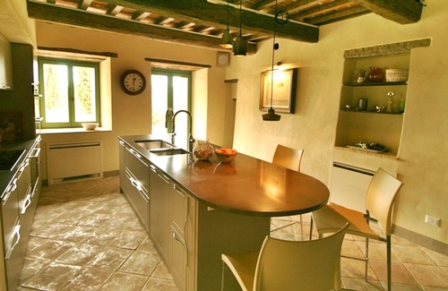 Umbertide Villa | Fonticchio: Villa de luxe avec de superbes vues, piscine à débordement, climatisation. Wifi gratuit