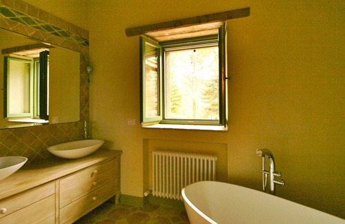 Umbertide Villa | Fonticchio: Villa de luxe avec de superbes vues, piscine à débordement, climatisation. Wifi gratuit