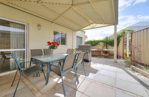 Bayswater Maison | For Non Smokers Only- A Cosy Home Central to Everything in Perth