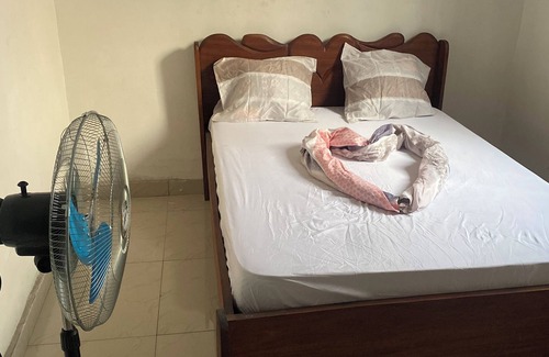 Kinshasa Maison | For rent whole house 2 bedrooms, 2 shower rooms, WC, living room.
